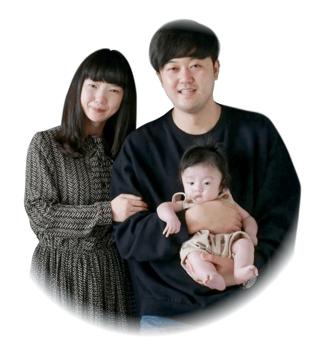 김설아님과 그의 남편이 아이를 안고 서있는 모습