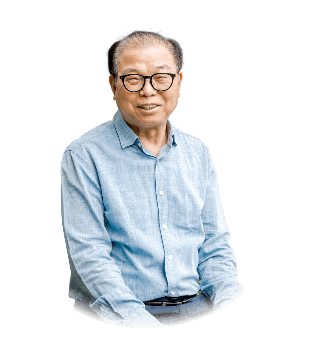 앉아서 웃고있는 김대남님