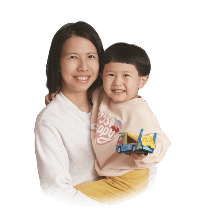 정민규 어린이가 장난감을 들고 엄마 품에 안겨 웃고있는 모습