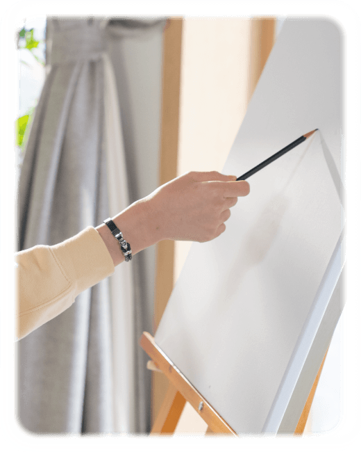 다시 시작 팔찌를 착용하고 연필로 캔버스에 그림을 그리는 손