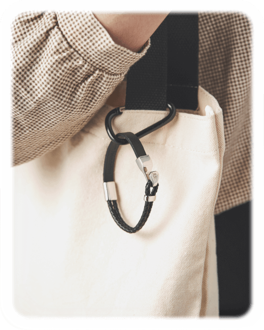 가방에 매달아 둔 다시 시작 팔찌