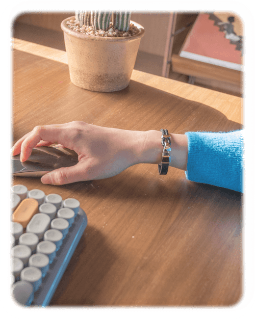 다시 시작 팔찌를 착용하고 마우스를 조작하는 손